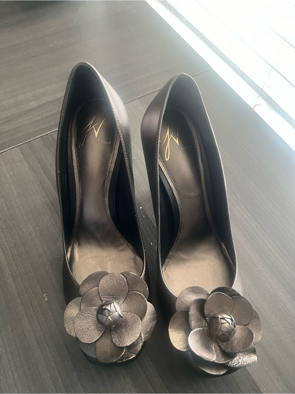Women's Pewter Leather Round Toe Pumps with Flower Accent